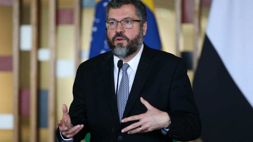 Ministro Ernesto Araújo gesticulando, ele deixou ministério das relações exteriores
