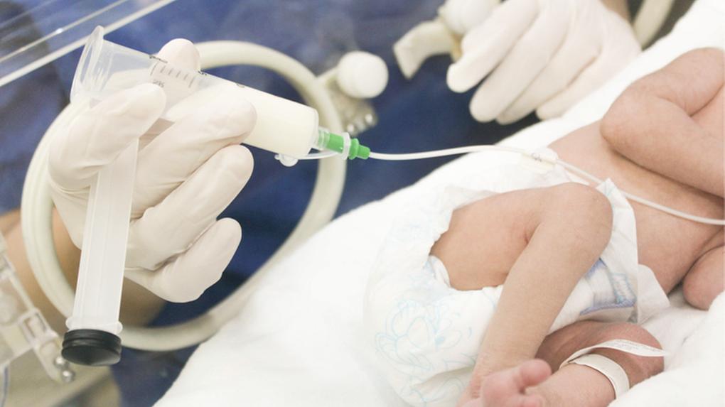 Bebê prematuro internado recebe leite por sonda