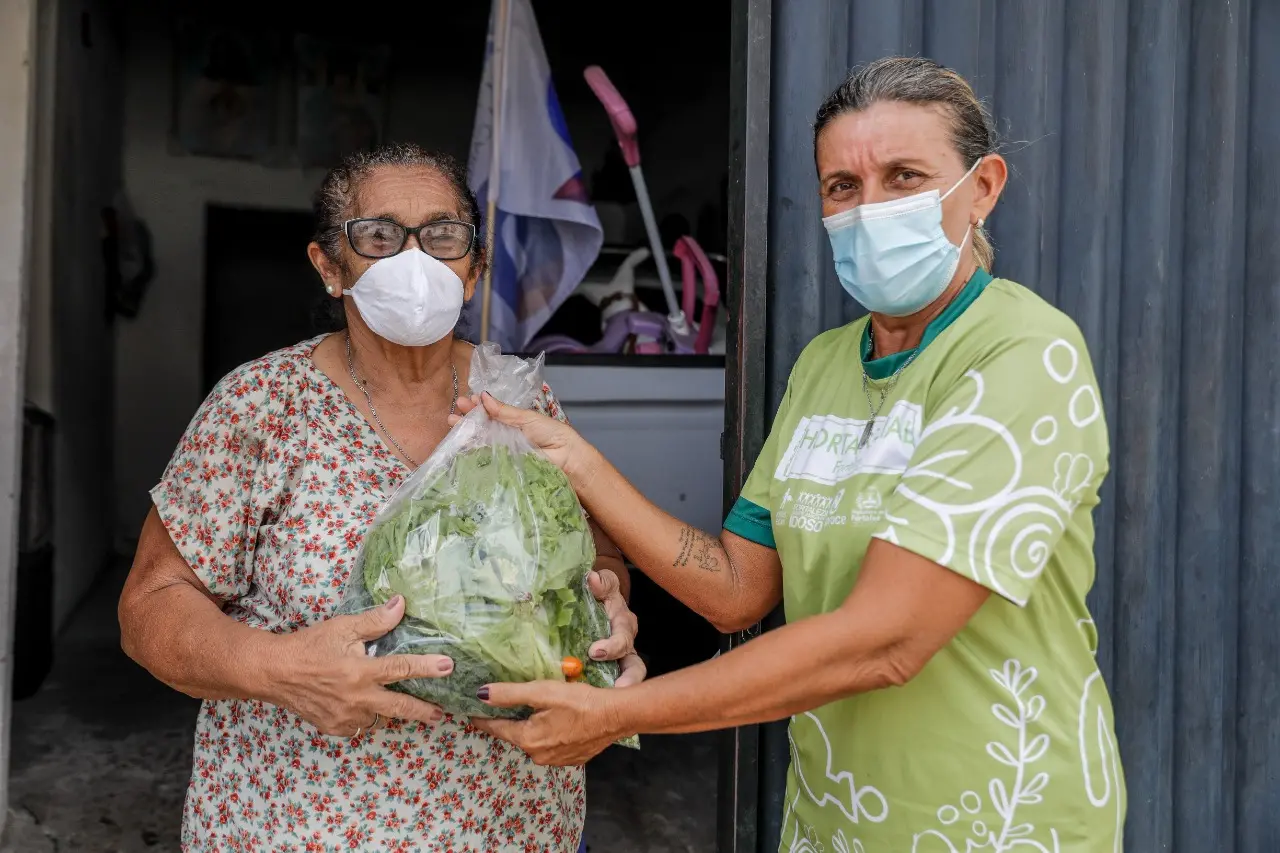 Idosos recebem alimentos da Horta Social