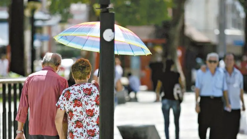 Idosos na Praça do Ferreira, em Fortaleza