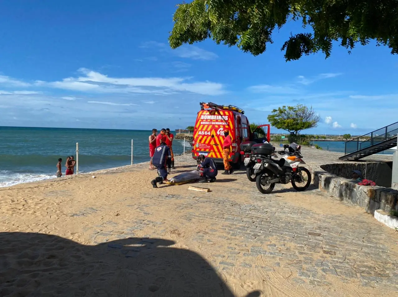 Imagem da notícia Homem morre afogado na praia da Av. Leste-Oeste, em Fortaleza