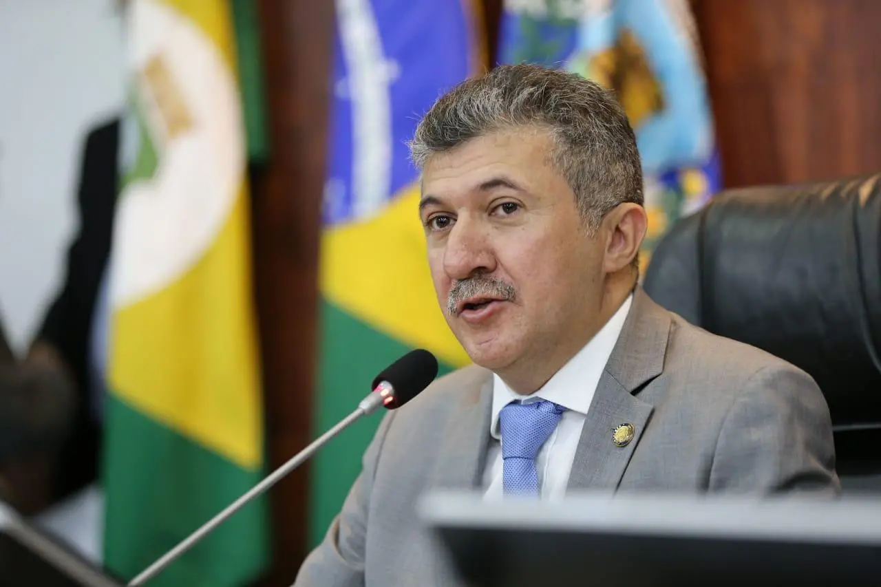Presidente da Câmara Municipal de Fortaleza, vereador Antônio Henrique, preside uma sessão da Casa