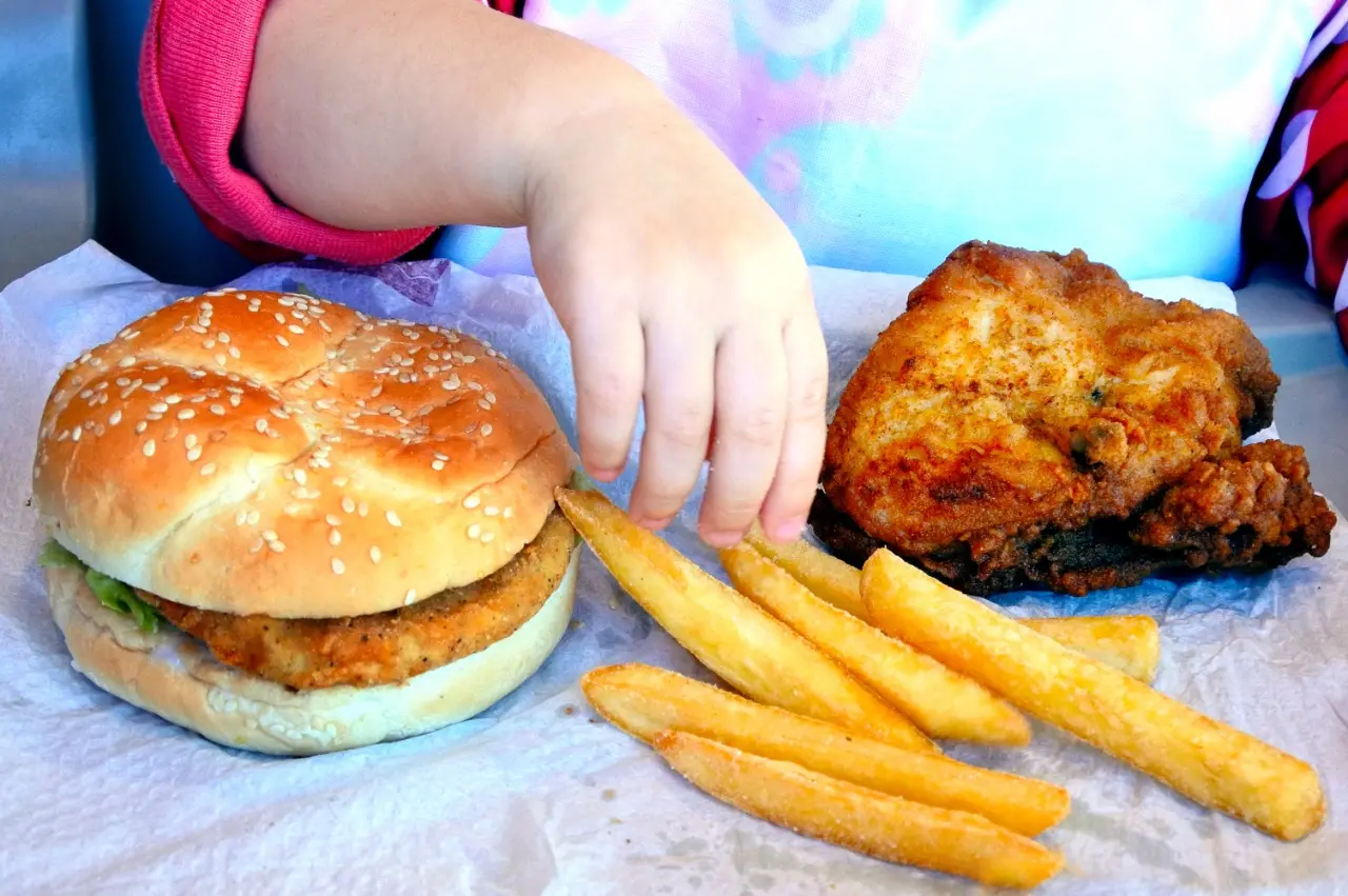 Criança consome alimentos calóricos