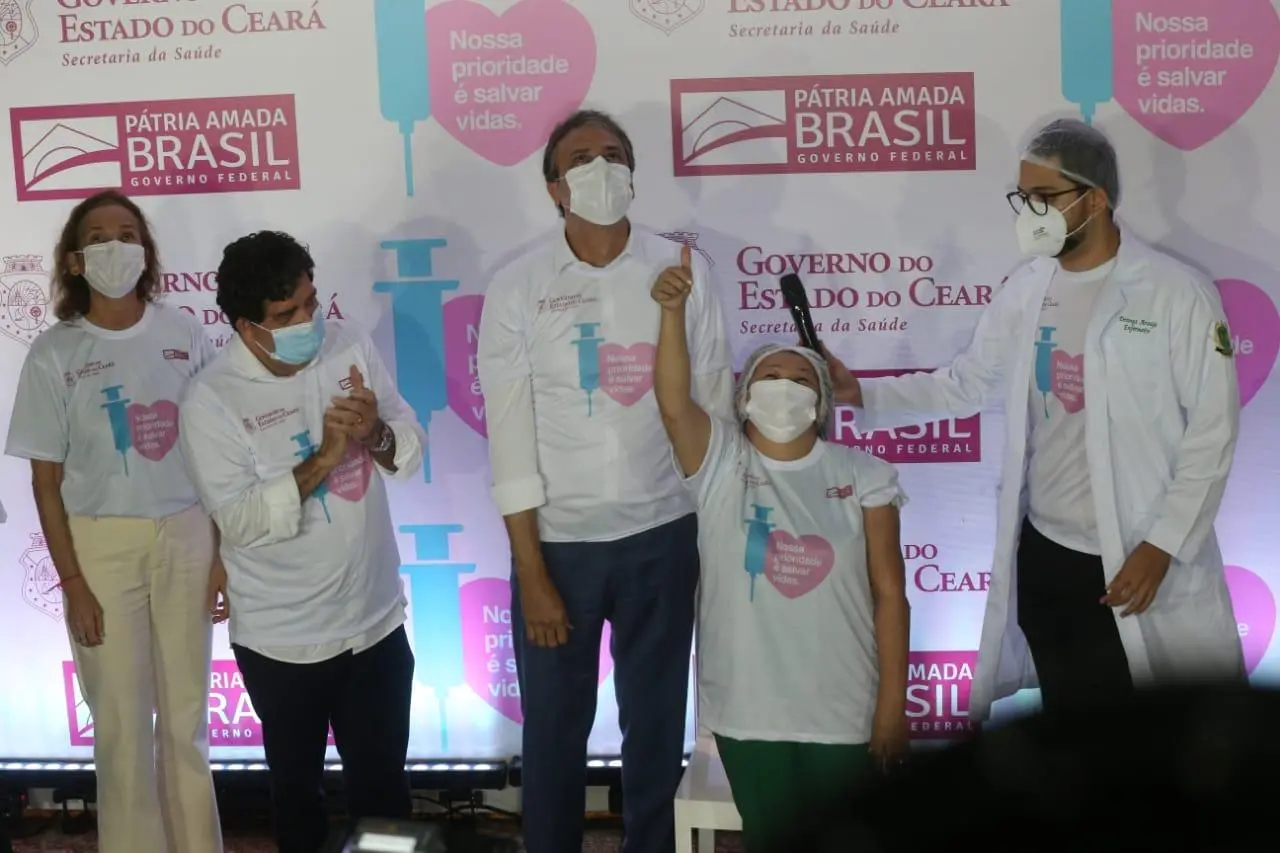 Maria Silvana Souza Reis foi a primeira vacinada contra a Covid-19 no Ceará.