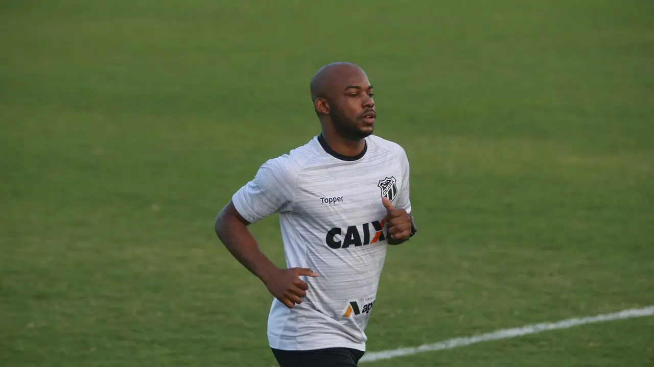 Jogador Wescley, correndo no gramado