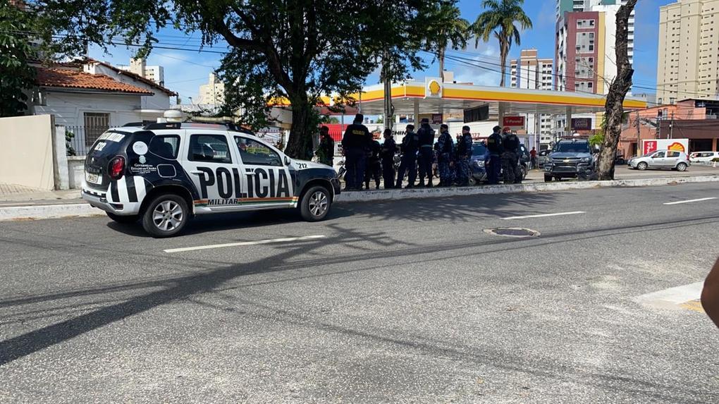 Assalto a farmácia na Avenida 13 de Maio, em Fortaleza. Polícia cerca estabelecimento