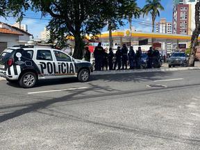 Assalto a farmácia na Avenida 13 de Maio, em Fortaleza. Polícia cerca estabelecimento