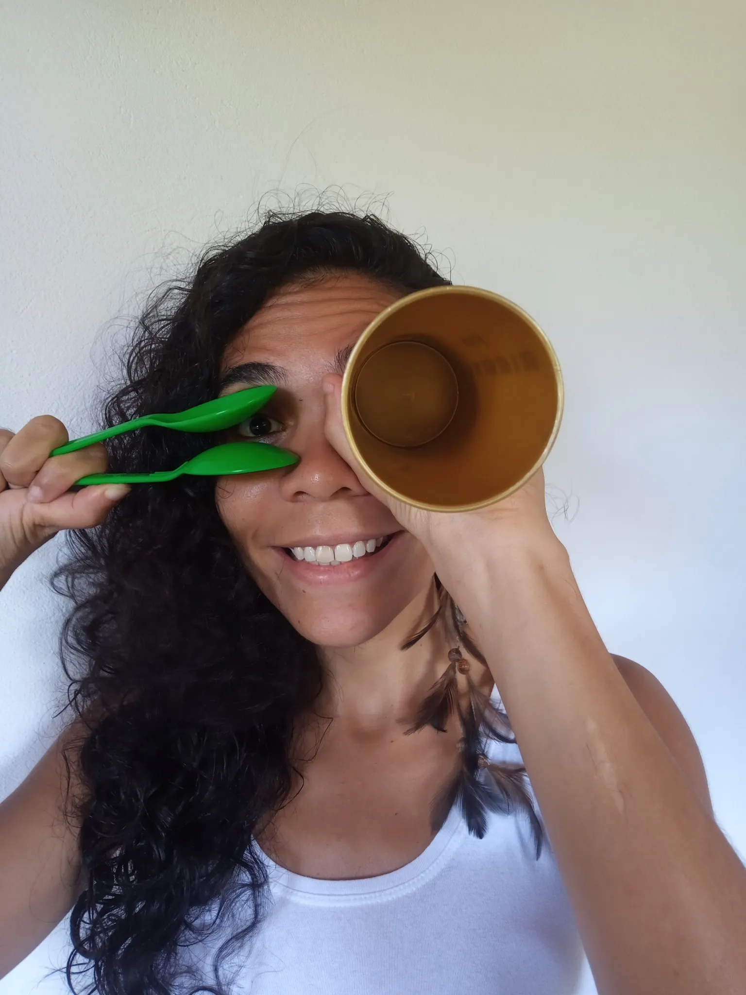 A musicista Amanda Nunes desenvolve trabalhos com objetos do cotidiano em aulas de musicalização