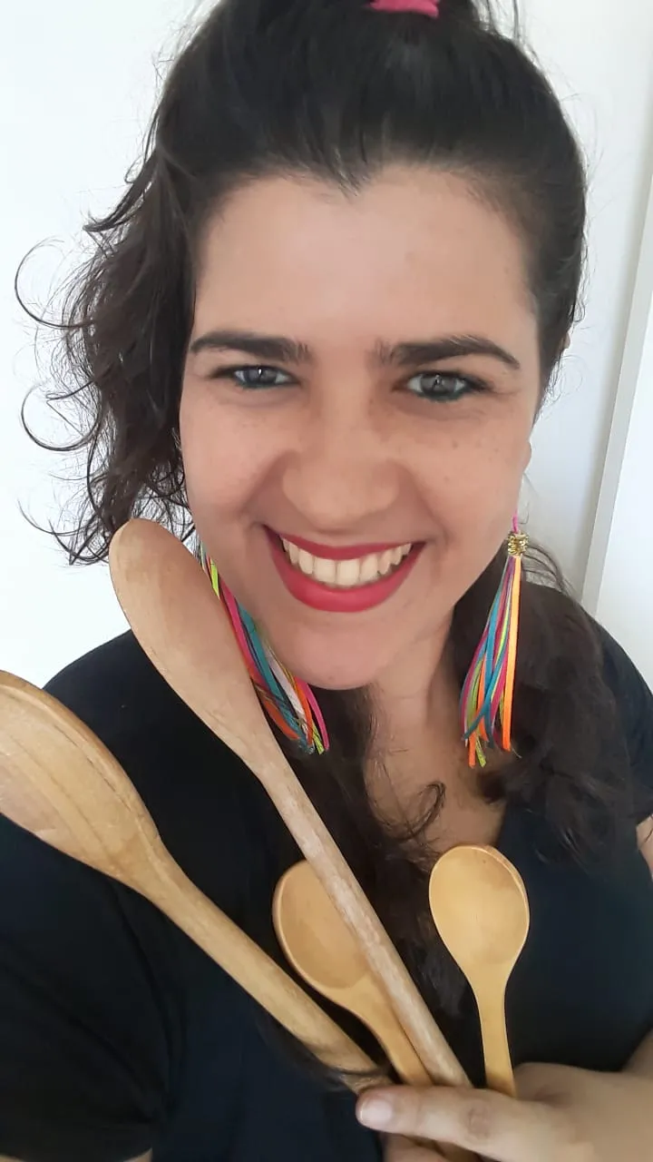 Para a professora Catherine Furtado, a percussão é uma acolhida que abraça o fazer musical por meio dos princípios mais acessíveis, simples, naturais e humano-sonoro.