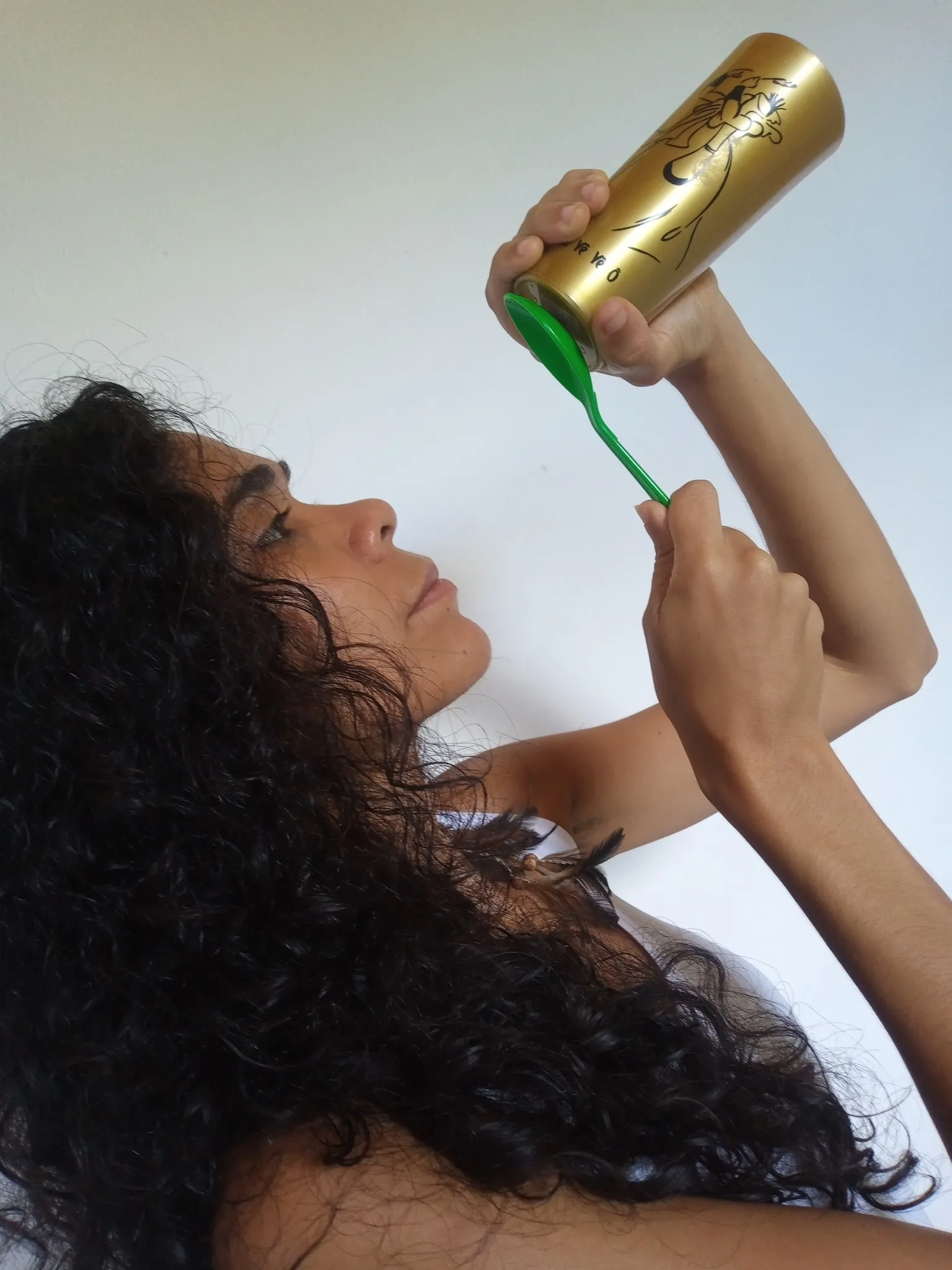 Corpo, balde, bacia, galão de 20 litros de água, colher, copo, recipiente com grãos dentro, panela, sacola plástica: tudo é possibilidade sonora para Amanda Nunes