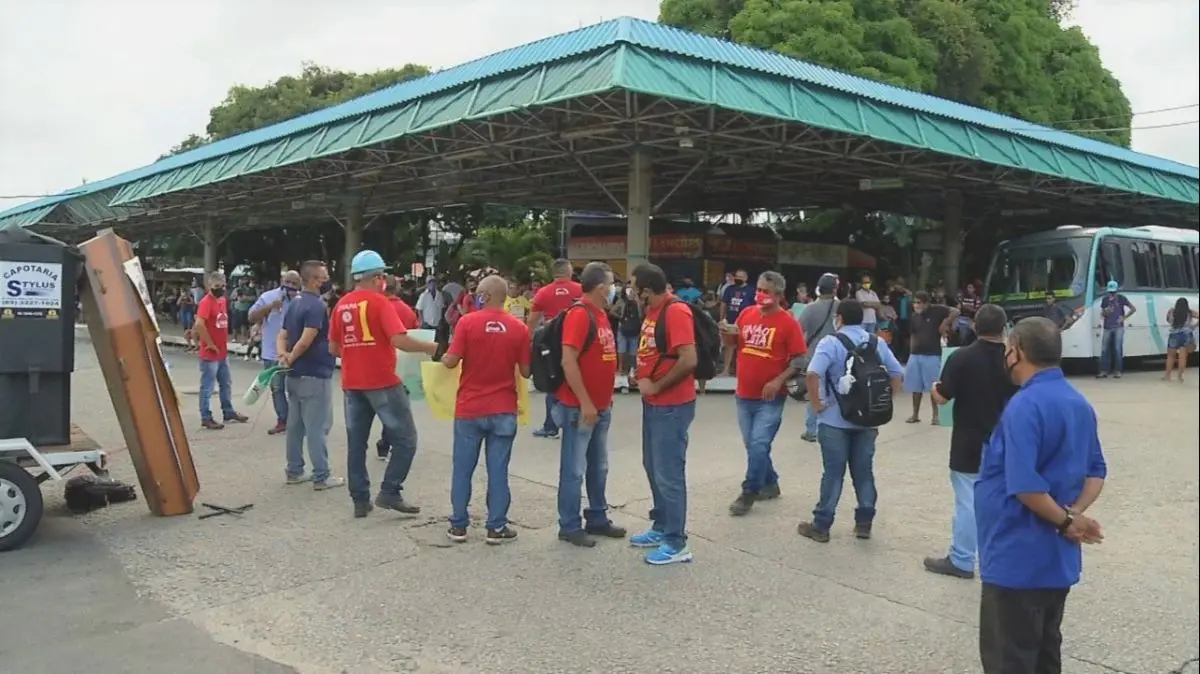 Motoristas paralisam atividades no Terminal do Siqueira
