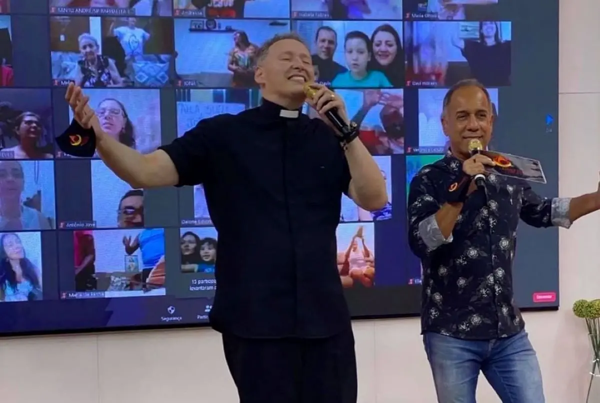 Padre Marcelo Rossi mostra músculos durante celebração