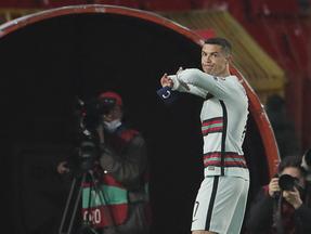 Cristiano Ronaldo momentos antes de jogar braçadeira do gramado