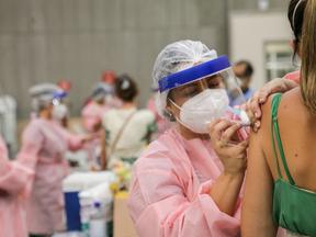 Profissionais da saúde vacinam cearenses no Centro de Eventos