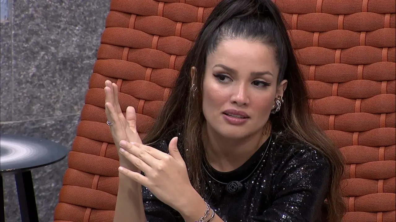 Juliette sentada na área externa da casa em conversa com Camilla de Lucas