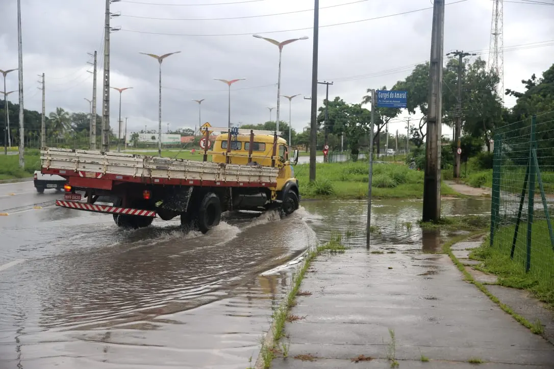 Chuva causou alagamentos em pontos do bairro Messejana. Foto: Fabiane de Paula