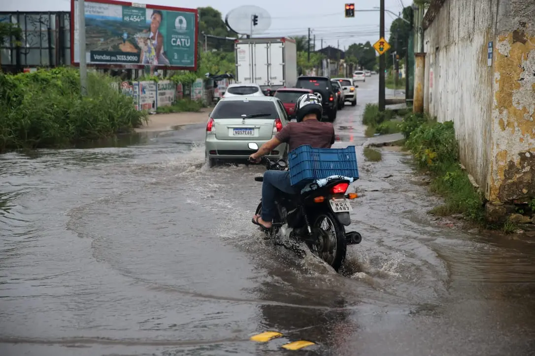 Chuva causou alagamentos em pontos do bairro Messejana. Foto: Fabiane de Paula
