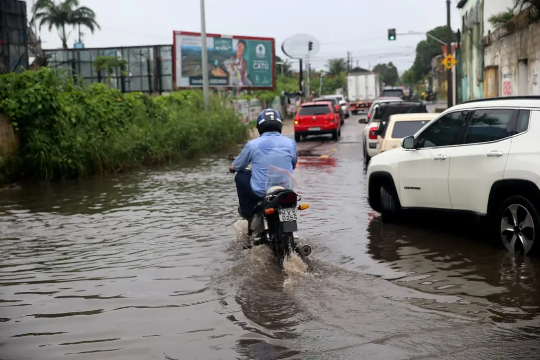 Chuva causou alagamentos em pontos do bairro Messejana. Foto: Fabiane de Paula