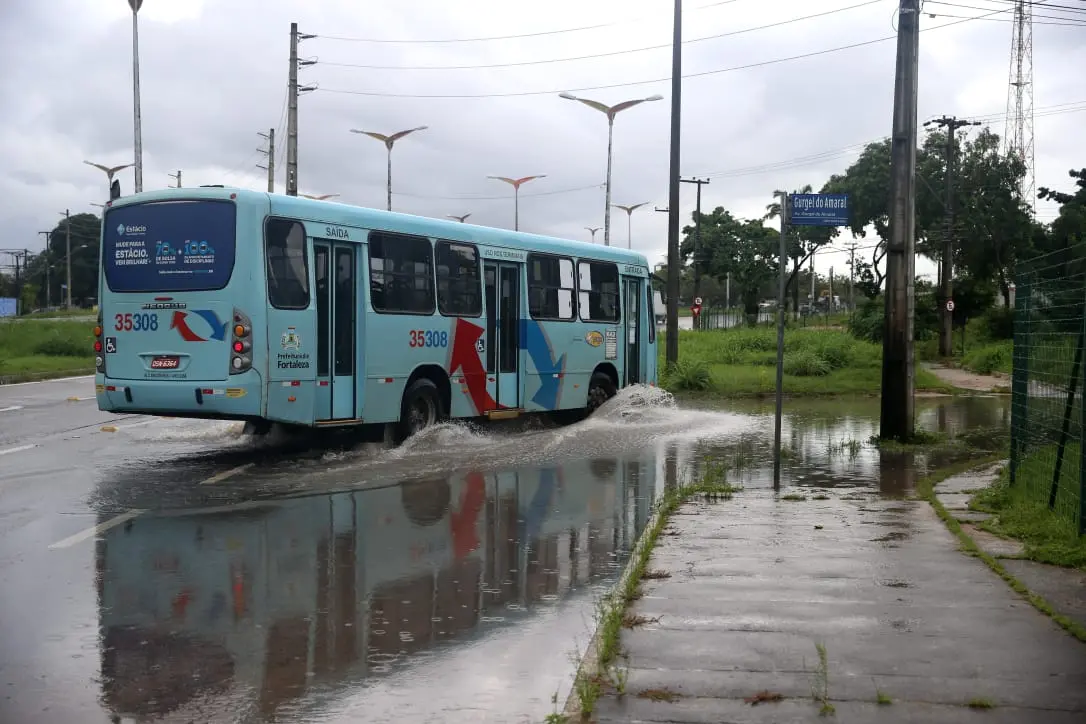 Chuva causou alagamentos em pontos do bairro Messejana. Foto: Fabiane de Paula