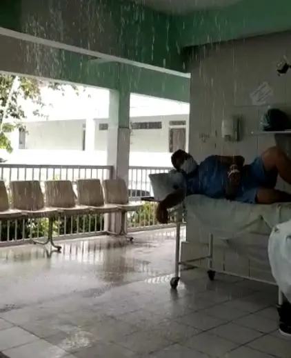 Imagem da notícia Infiltração causa goteiras em corredor com pacientes cardíacos no Hospital de Messejana