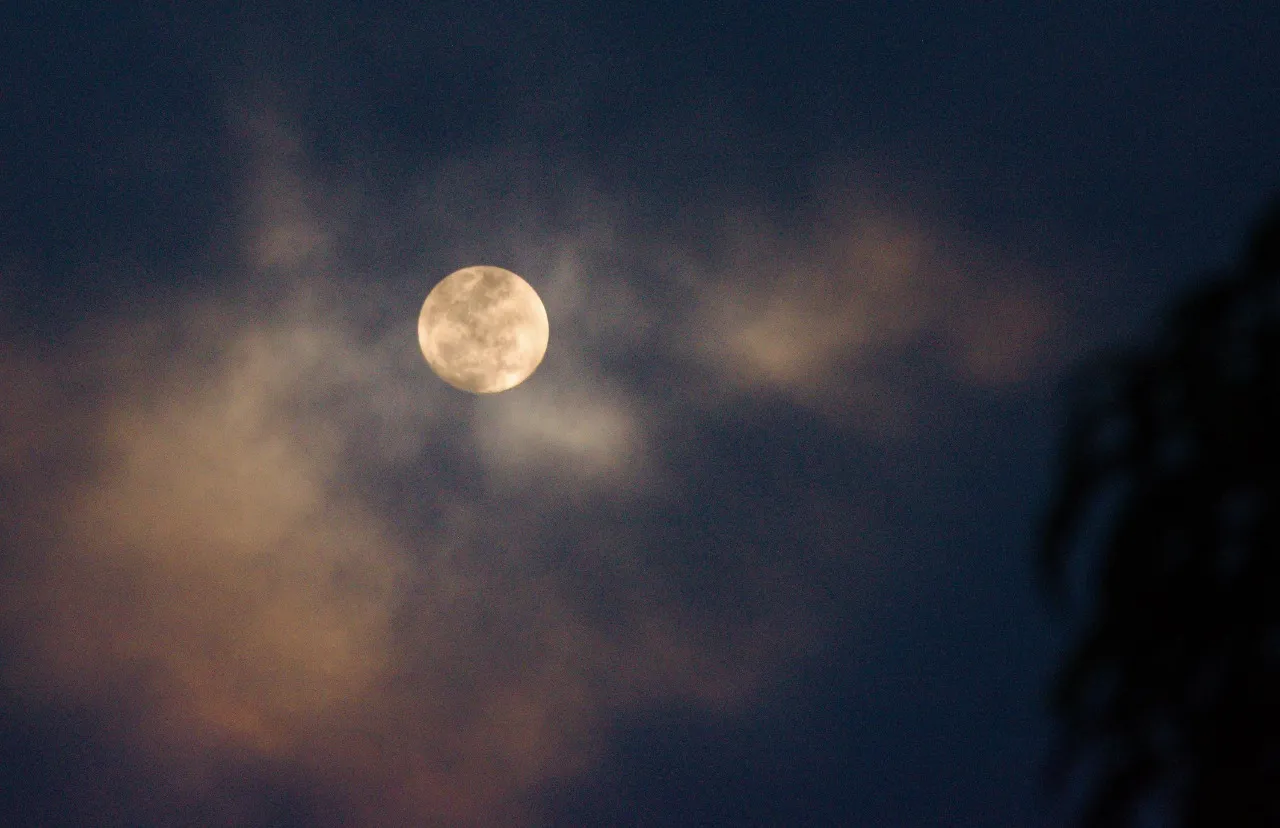 O evento consiste no aparecimento da Lua Cheia atrelado ao perigeu - momento em que a Lua está mais próxima da órbita da Terra