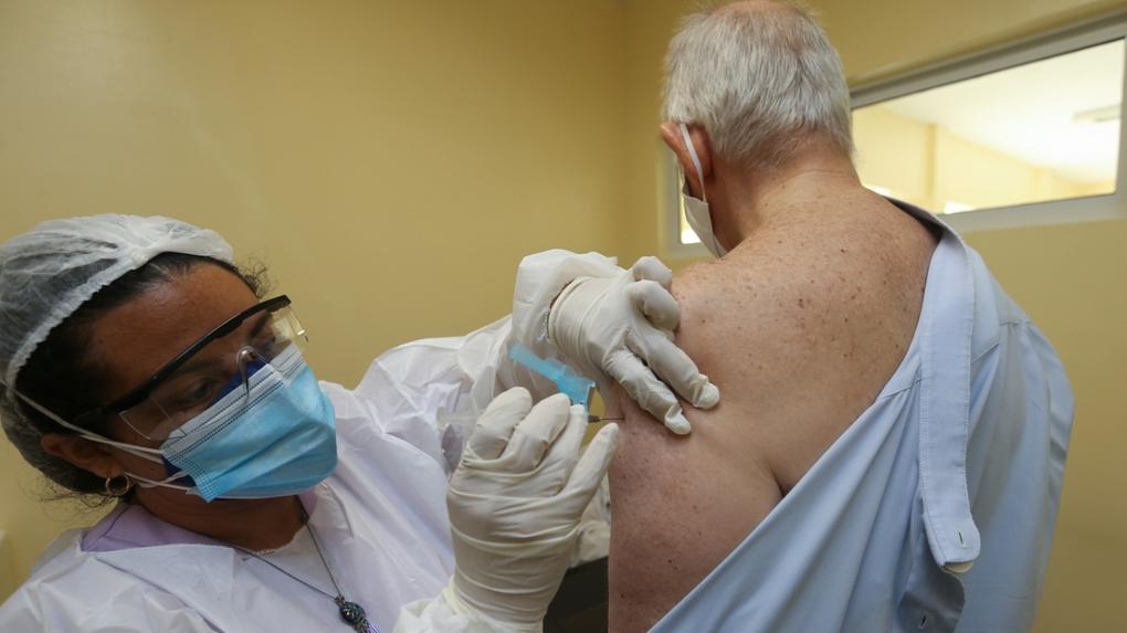 A campanha de vacinação contra a Covid-19 no Ceará está ainda na fase 2.