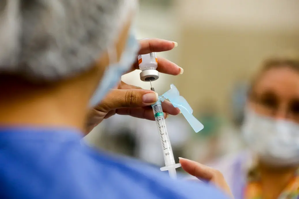 O ritmo da vacinação depende, principalmente, da chegada de novas doses de vacinas contra a Covid-19 ao Ceará.