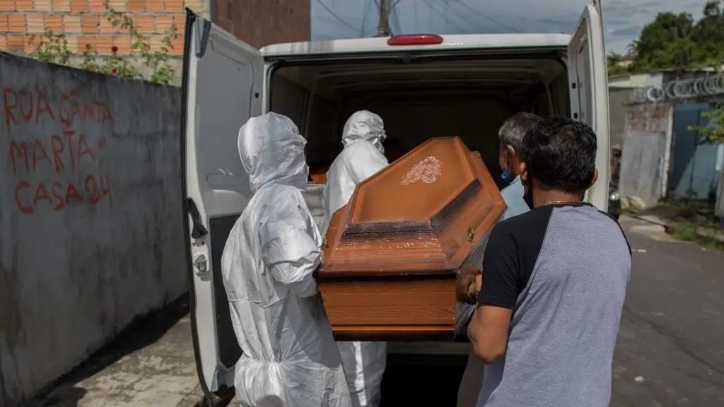 Caixão de pessoa morta pela Covid-19, durante pandemia que bate recorde de mortes no Brasil