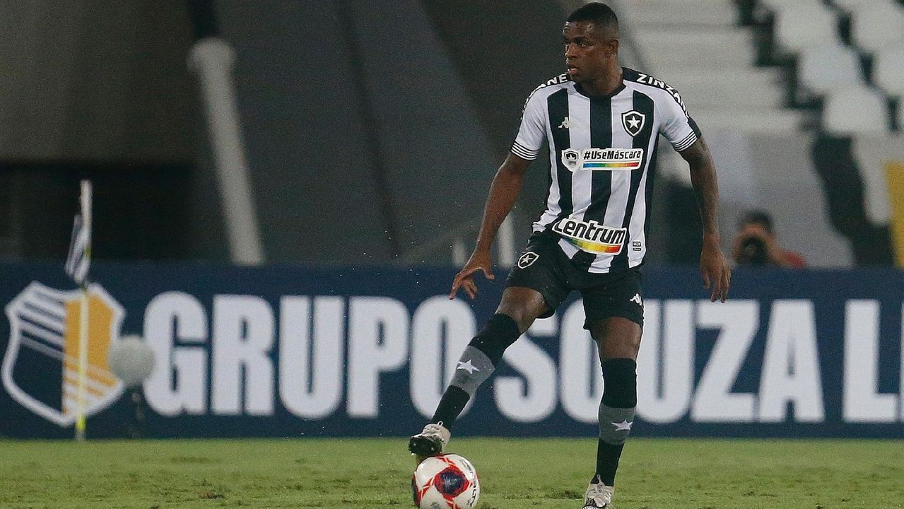 Benevenuto domina a bola em partida pelo Botafogo