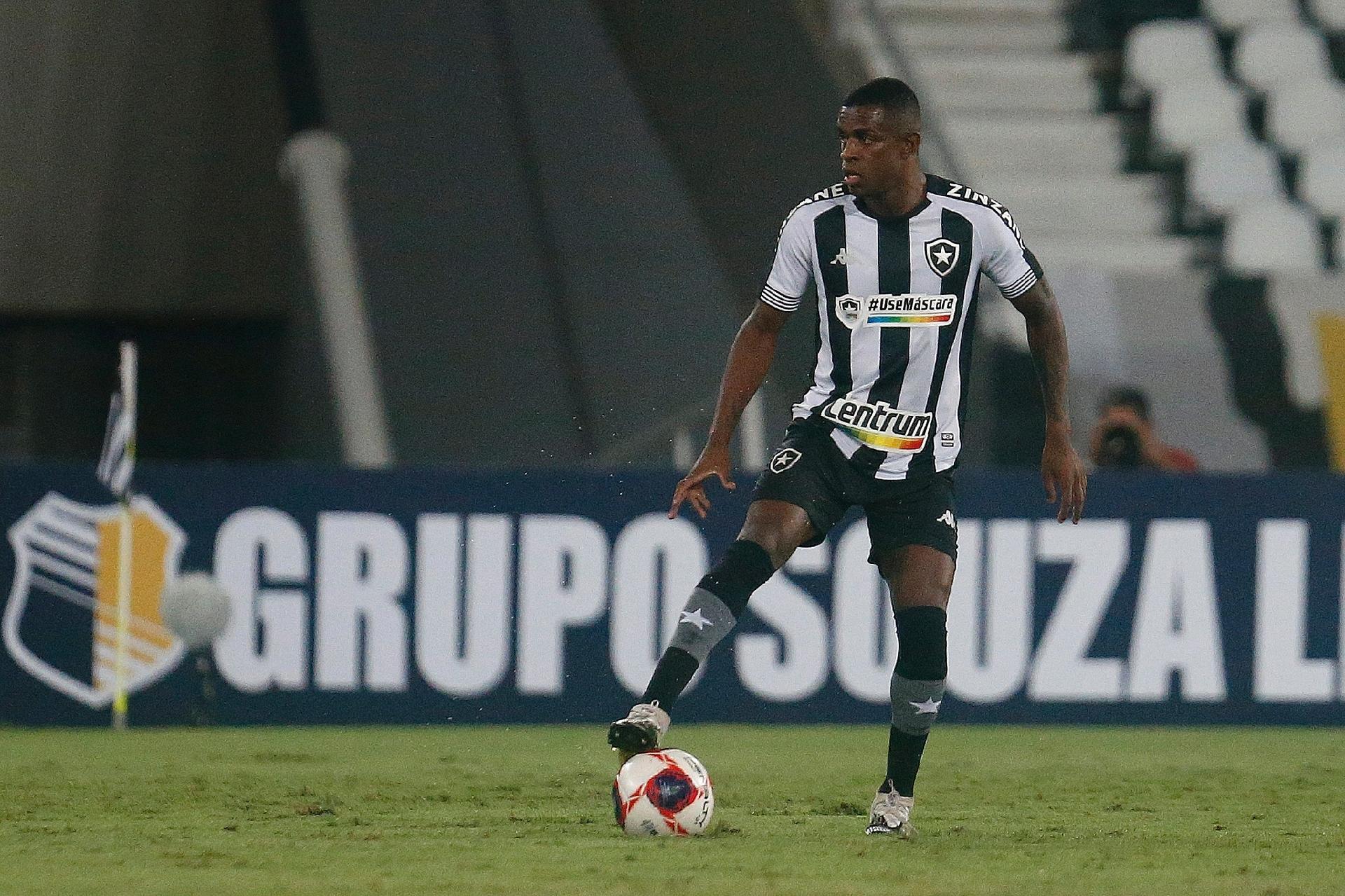Benevenuto domina a bola em partida pelo Botafogo
