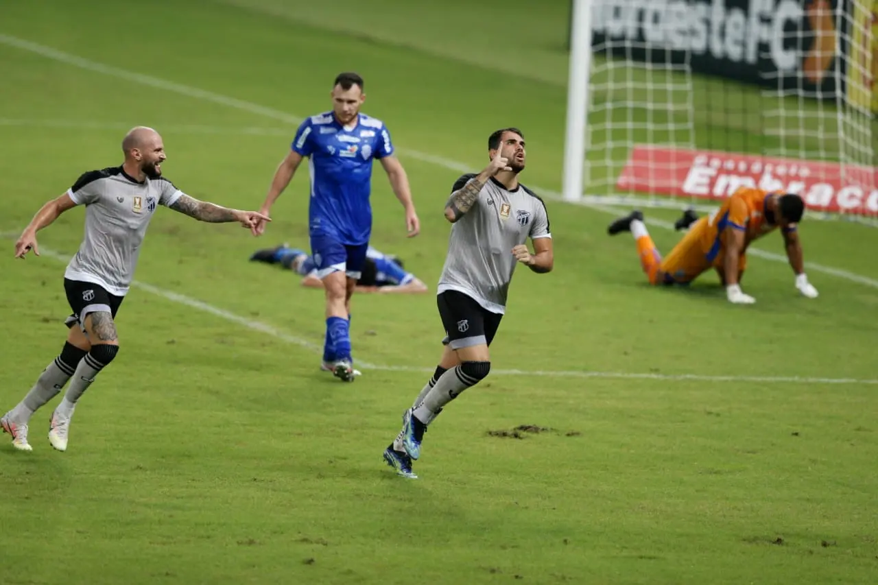 Felipe Vizeu fechou o placar alvinegro contra o CSA em 2 a 0 na Arena Castelão