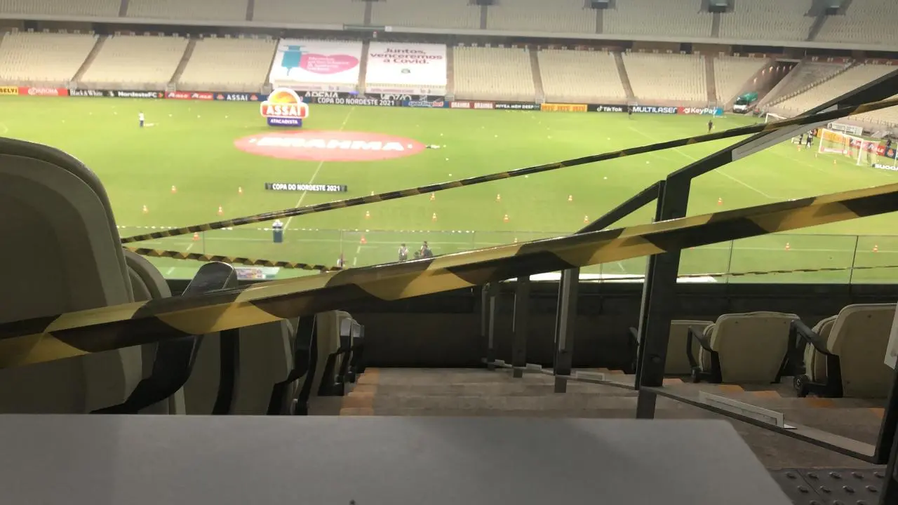 A imprensa foi posicionada mais distante do gramado de jogo, mesmo sem público no estádio