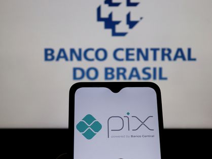 Logotipo do Pix na tela do smartphone com logotipo do Banco Central do Brasil ao fundo