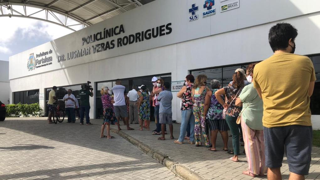 Fila de espera para vacinação em Policlínica Dr. Lusmar Veras Rodrigues