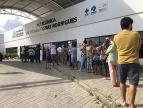 Fila de espera para vacinação em Policlínica Dr. Lusmar Veras Rodrigues