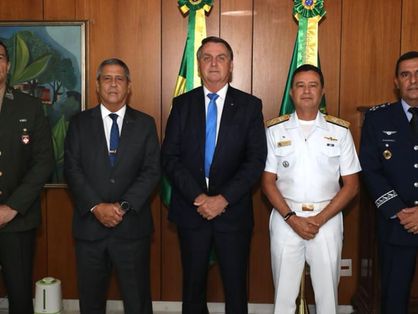Presidente posa ao lado dos novos comandantes das forças armadas