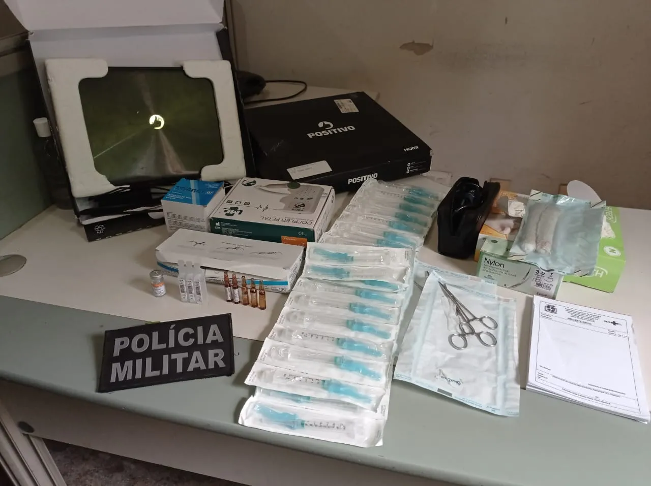 Além do imunizante, foram apreendidos dois computadores e outros materiais hospitalares.