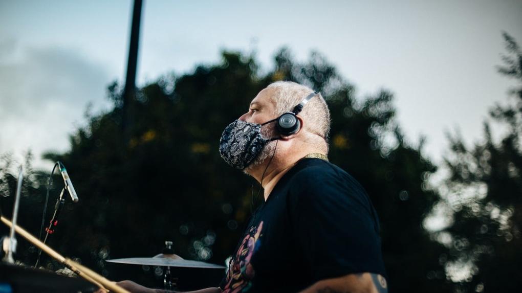 Dangelo Feitosa conta com mais de 25 anos dedicados à bateria. “Já senti desconforto nos ouvidos