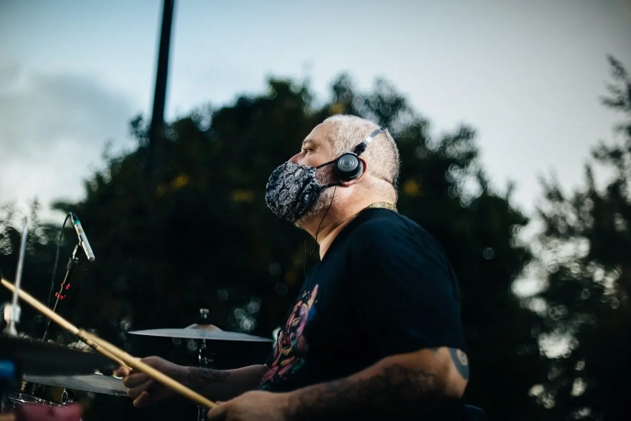 Dangelo Feitosa conta com mais de 25 anos dedicados à bateria. “Já senti desconforto nos ouvidos