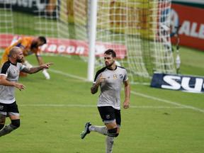 Imagem de Felipe Vizeu comemorando seu gol, ao lado de Marlon