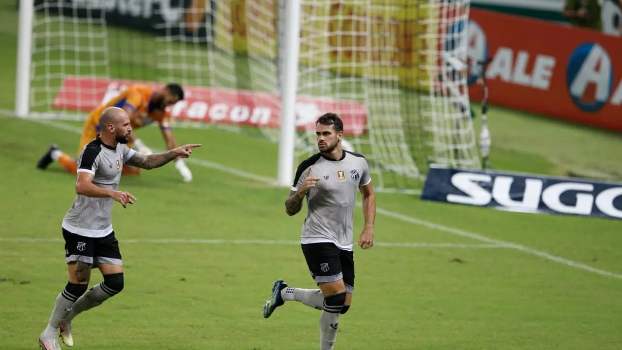 Imagem de Felipe Vizeu comemorando seu gol, ao lado de Marlon