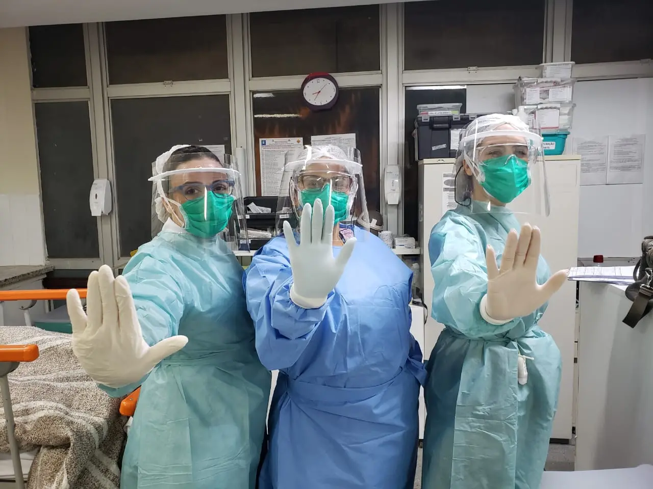 A enfermeira “cearense raiz” Domitília Bonfim (a primeira da esquerda para a direita) nasceu em Crateús e hoje atua no Hospital Regional do Guará, no DF