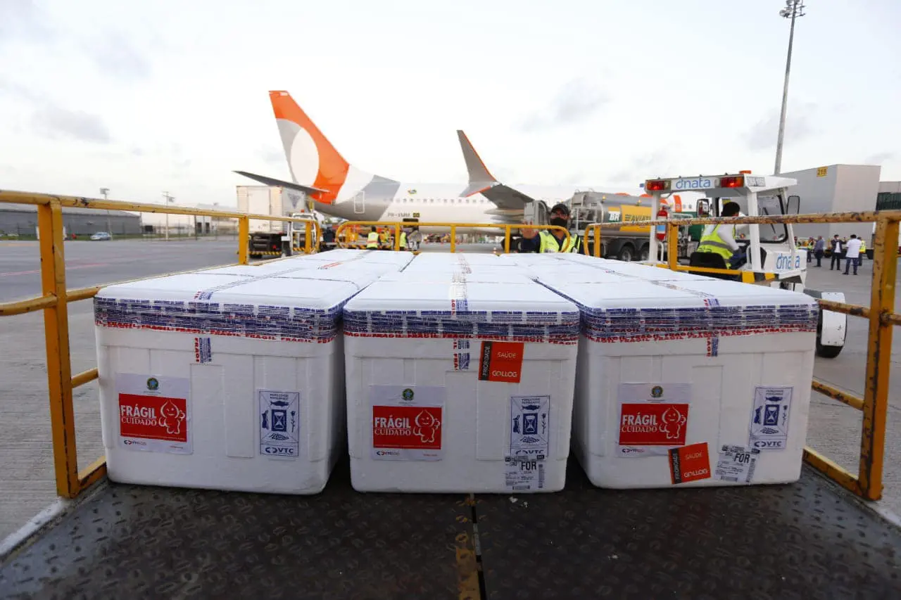 Carregamento de doses de vacinas contra a Covid-19