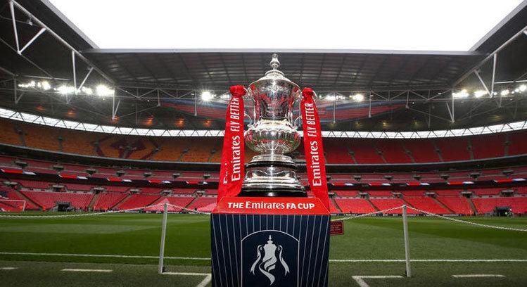 Taça da FA Cup exposta no estádio