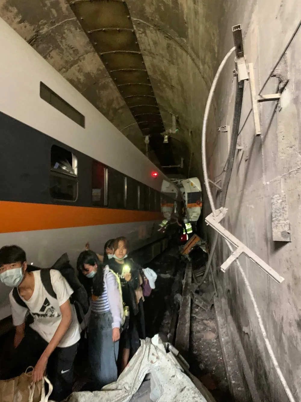 Alguns vagões dentro do túnel ficaram destruídos e equipes de resgate tiveram dificuldades de retirar as vítimas
