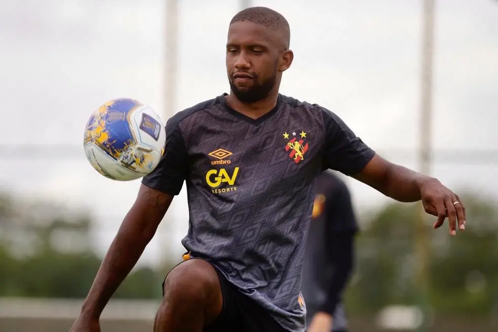 Atleta Jonas Toró domina olha para a bola em treinamento