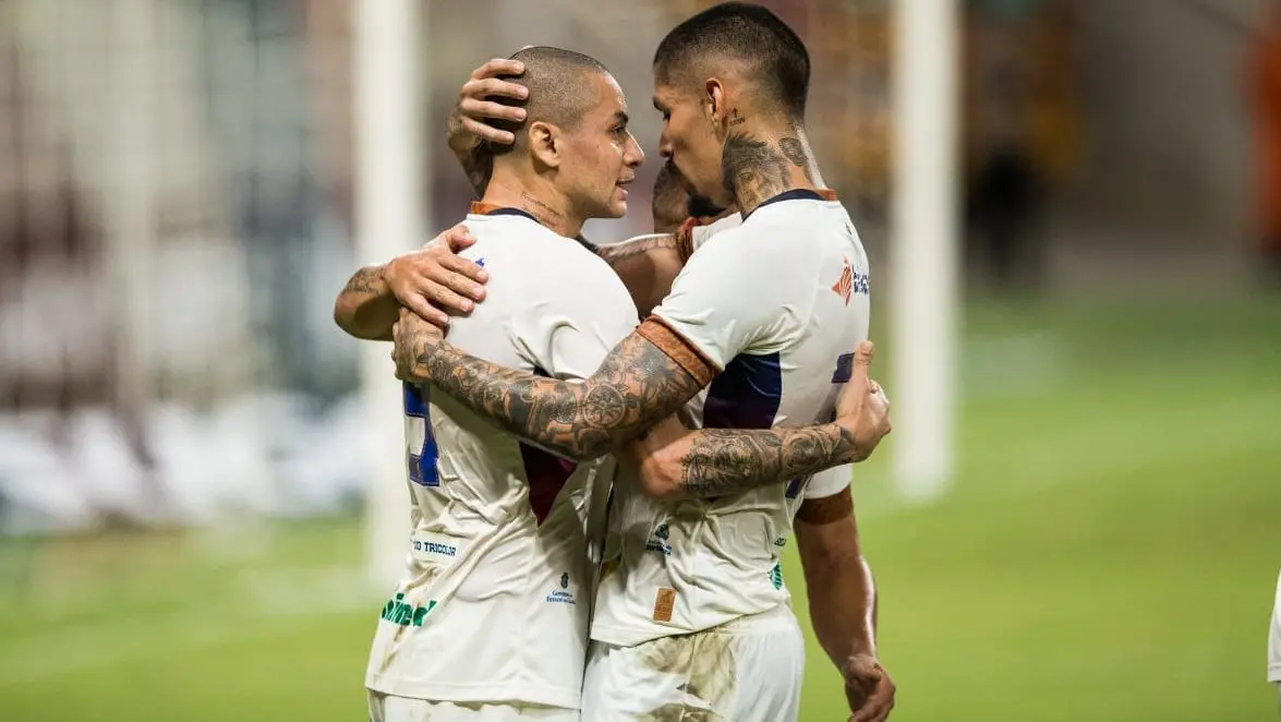 WP9 e Quintero, abraçados, comemorando um gol