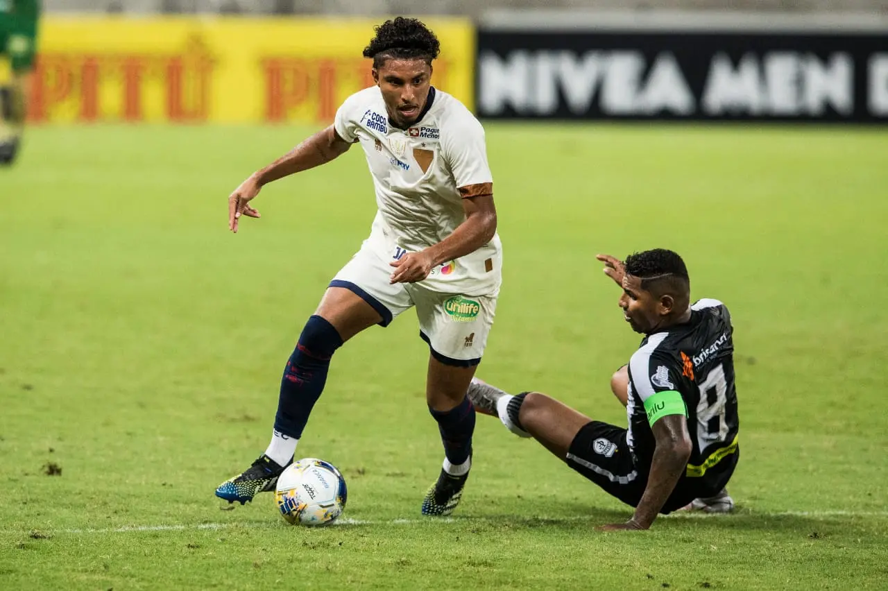 Éderson dribla um marcador, que fica no chão