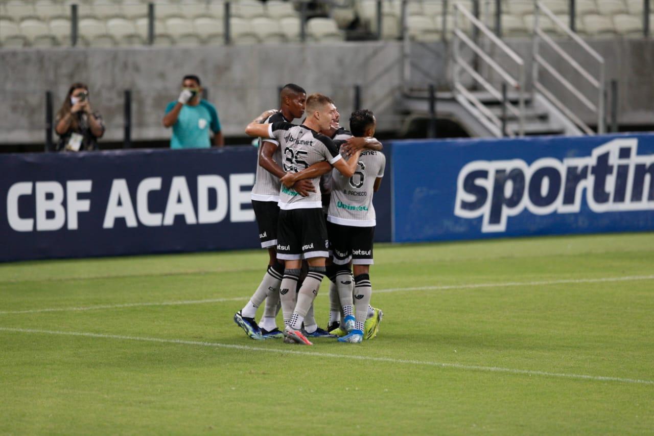 Elenco do Ceará comemora gol em abraço coletivo