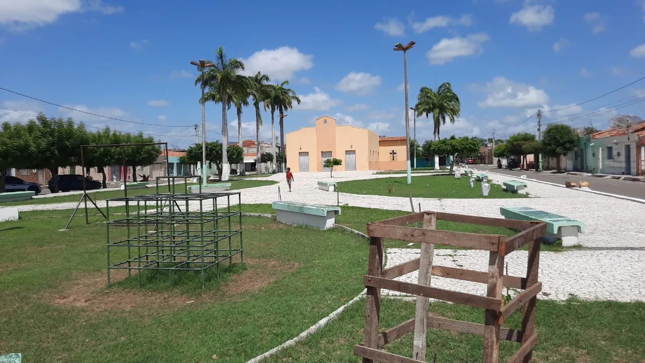 igreja do bairro João Paulo II em Iguatu, ao longe está Emerson.